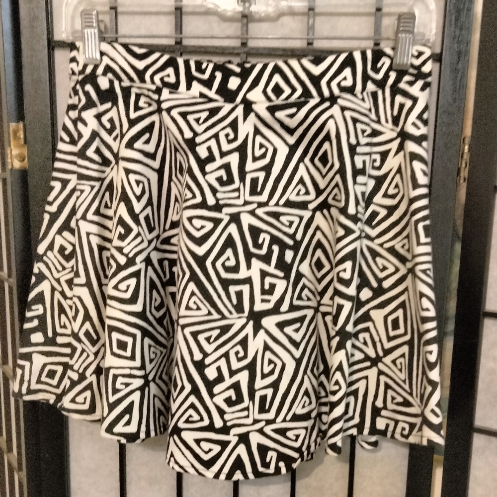 Geometric pattern mini skirt size small with back zipper